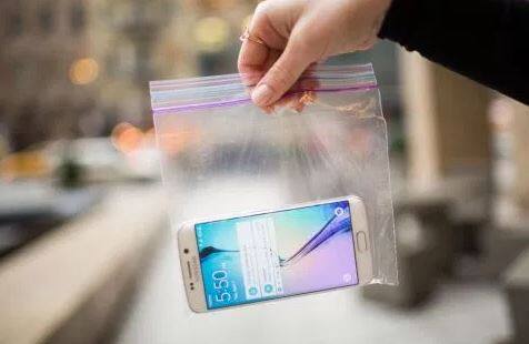  होली के दिन फोन को सुरक्षित रखने का सबसे अच्छा तरीका जिपलोक पाउच है. इस जिप वाले पाउच में पानी नहीं जाता है, इसलिए आप इसका इस्तेमाल करेंगे तो आपका फोन पानी में भीगने से बचा रहेगा. मार्केट में भी यह पाउच काफी कम कीमत में आसानी से मिल जाता है.