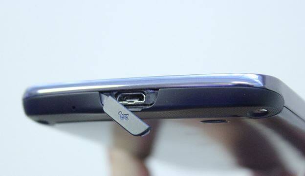 होली के दिन फोन के खराब होने की वजह उसके अंदर पानी का चले जाना बनता है. फोन में पानी चार्जिंग पोर्ट या फिर इयरफोन पोर्ट से चला जाता है. ऐसे में अगर आप उन्हें किसी चीज से ढक के रखते हैं तो भी आपका फोन बच सकता है.