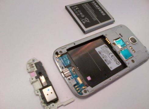 अगर आपके फोन में पानी चला जाता है तो उसे तुरंत ऑफ करके बैटरी निकाल दें. ऐसा करने से पानी सूख जाने के बाद आपके फोन के ठीक से काम करने की संभावना है. 