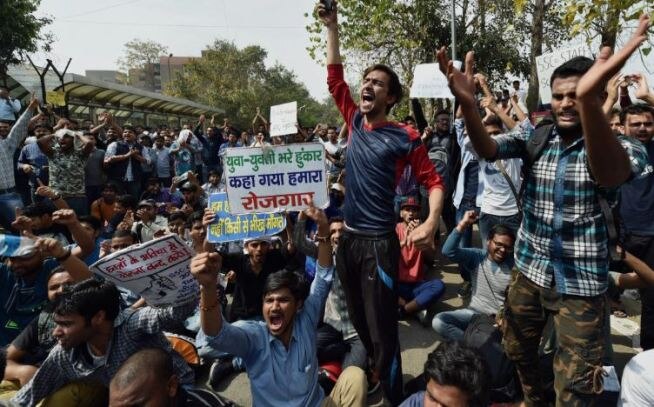 Anna Hazare met SSC aspirants who are protesting against the alleged paper leak of SSC परीक्षा में धांधली के खिलाफ प्रदर्शन जारी, गृहमंत्री ने SSC के चेयरमैन को बुलाया