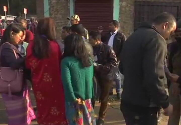 मेघालय के मुख्यमंत्री मुकुल संगमा दो सीट से चुनाव लड़ रहे हैं. मेघालय में कांग्रेस अपना किला बचाने की जुगत में है. कांग्रेस 40 साल से यहां की सबसे बड़ी पार्टी रही है. कांग्रेस हारी तो पूर्वोत्तर में कांग्रेस का एक और गढ़ ढह जाएगा.