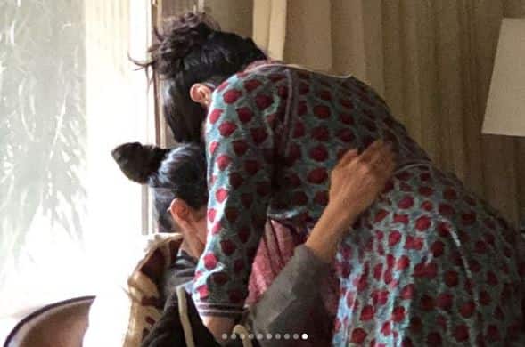 बॉलीवुड की दिग्गज अदाकारा श्रीदेवी का 6 दिन पहले दुबई में निधन हो गया था. अपनी मां के निधन के बाद जाह्नवी कपूर ने पहली बार इंस्टाग्राम पर उनके साथ जुड़ी हुई यादों को शेयर किया है. इतना ही नहीं जाह्नवी ने अपने बर्थडे से 4 दिन पहले लोगों से बेहद ही इमोशनल अपील भी की है. जाह्नवी ने इंस्टाग्राम पर मां की तस्वीरों को शेयर करते हुए लिखा है कि ''मेरे बर्थडे पर मैं आप लोगों से इतना कहना चाहती हूं कि आप अपने पेरेंट्स से प्यार करें.''