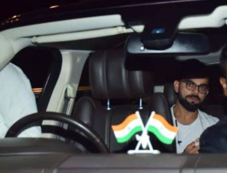 खैर इन तस्वीरों को देखकर ते आप समझ ही गए होंगे की विराट और अनुष्का की जोड़ी को यूं ही परफेक्ट नहीं कहा जाता. जरा भी समय मिलता है तो दोनों एक दूसरे के पास दौड़े चले आते हैं. (तस्वीर: मानव मंगलानी)