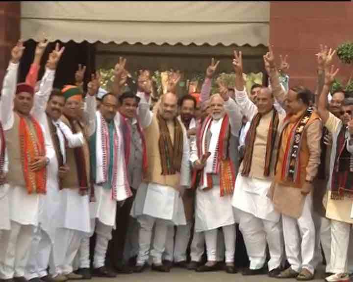 बीजेपी सांसदों ने संसद में किया मोदी और शाह का जोरदार स्वागत, अब हो रहीं ये चर्चाएं bjp mp’s welcome modi and shah in parliament after northeast win बीजेपी सांसदों ने संसद में किया मोदी और शाह का जोरदार स्वागत, अब हो रहीं ये चर्चाएं