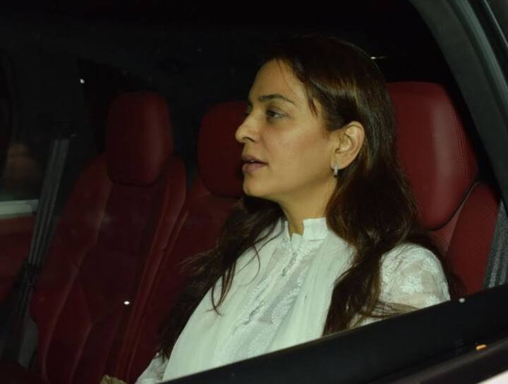 इसके साथ ही जूही चावला भी श्रीदेवी के परिवार से मिलने उनके घर पहुंचीं. (तस्वीर: मानव मंगलानी)