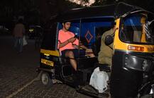 श्रीदेवी की मौत के बाद दोस्त जाह्नवी से मिलने के लिए ऑटो में उनके घर पहुंचे ईशान खट्टर