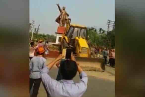 Tripura: BJP supporters allegedly bulldoze Lenin statue त्रिपुरा में गिराई गई लेनिन की मूर्ति