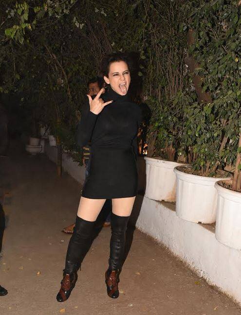 कंगना मीडिया के सामने पोज करते हुए अलग-अलग फेस बनाती नजर आईं. इस पार्टी में कंगना ब्लैक हॉट ड्रेस में पहुंची थी. 