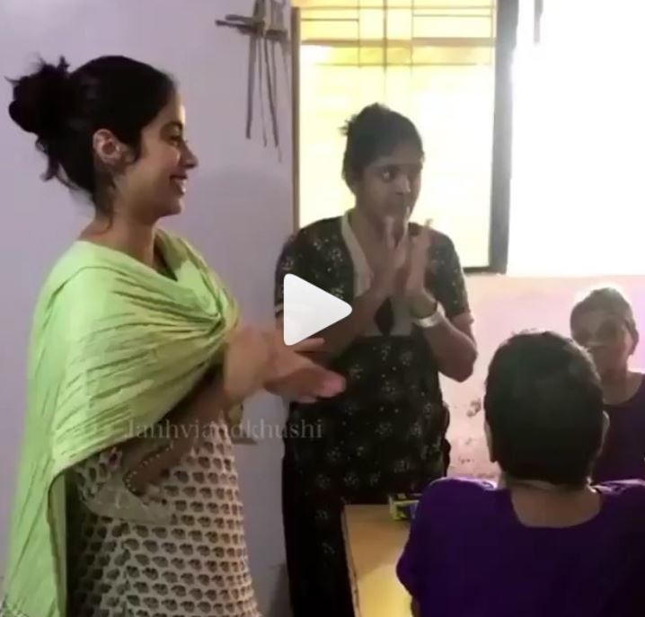 this is how jahnvi celebrates her 21st birthday after sridevi’s untimely demise ओल्ड एज होम में जाह्नवी कपूर ने सेलिब्रेट किया बर्थडे, सामने आया VIDEO