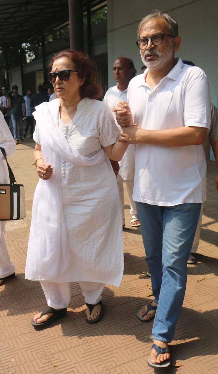 अभिनेत्री आशा पारेख श्रद्धांजलि अर्पित करने पहुंचीं. (Fotocorp)