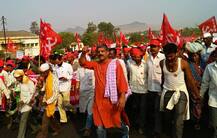 नासिक से मुंबई तक 180 किलोमीटर लंबे मार्च पर निकले 25,000 किसान, पूर्ण ऋणमांफी की है मांग