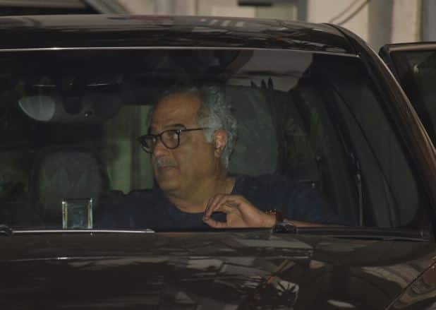 बेटियों के साथ गाड़ी में बोनी कपूर. (तस्वीर: मानव मंगलानी)