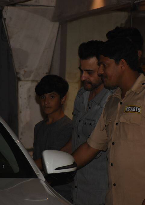 गाड़ी में बैठते संजय कपूर. बता दें संजय कपूर बोनी कपूर के सबसे छोटे भाई हैं. (तस्वीर: मानव मंगलानी)