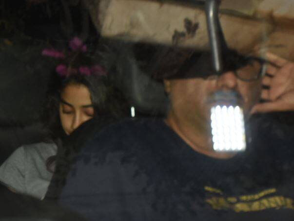 पिता बोनी कपूर के साथ डिनर के बाद जाह्नवी कपूर. (तस्वीर: मानव मंगलानी)