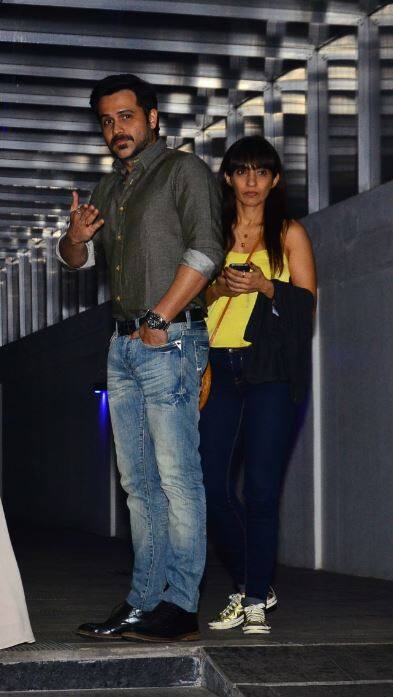 इमरान हाशमी ने जहां ग्रे शर्ट और ब्लू जींस पहनी हुई थी वहीं उनकी पत्नी पीले रंग के टॉप और काली जींस में काफी प्यारी लग रही थीं. (तस्वीर: मानव मंगलानी)