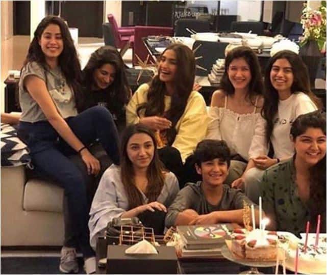 मां श्रीदेवी के निधन के बाद जाह्नवी का यह पहला बर्थडे है. ये पहली तस्वीर है, इन तस्वीरों में आप कपूर खानदान की सभी बहनों को जाह्नवी का बर्थडे सेलिब्रेट करते देख सकते हैं.