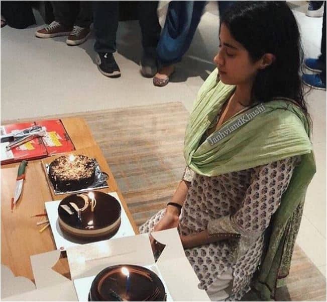 जाह्नवी की सौतेली बहन अंशुला ने इस बर्थडे को खास बनाने के लिए डिनर का आयोजन किया जिसमें सभी कपूर डॉटर्स मस्ती करती नजर आईं.