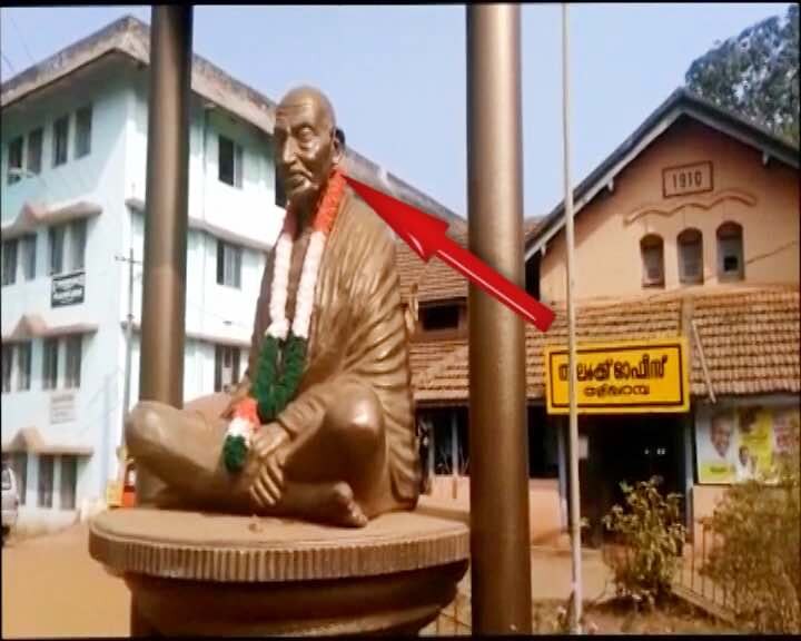 Mahatma Gandhi statue damaged in Kerala Kannur लेनिन, पेरियार, मुखर्जी और आंबेडकर के बाद अब केरल के कन्नूर में गांधी प्रतिमा की गई खंडित