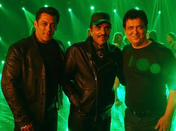 शूटिंग के सेट से ये तस्वीर देखने को मिली है जिसमें ये दोनों सुपरस्टार्स साजिद नाडियावाला के साथ नज़र आ रहे हैं. ये पल साजिद नाडियावाला के लिए बहुत ही इमोशनल रहा क्यों कि प्रोड्यूसर के तौर पर साजिद की पहली फिल्म धर्मेंद्र के साथ थी और डायरेक्टर के रूप में पहली फिल्म सलमान के साथ थी.