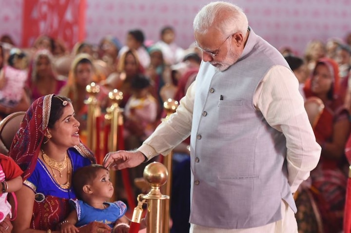 Equality between men and women make any society go forward says PM Modi in Jhunjhunu महिला दिवस: पीएम मोदी ने किया 'बेटी बचाओ, बेटी पढ़ाओ' का विस्तार, कहा- बेटी बोझ नहीं, आन-बान और शान होती है