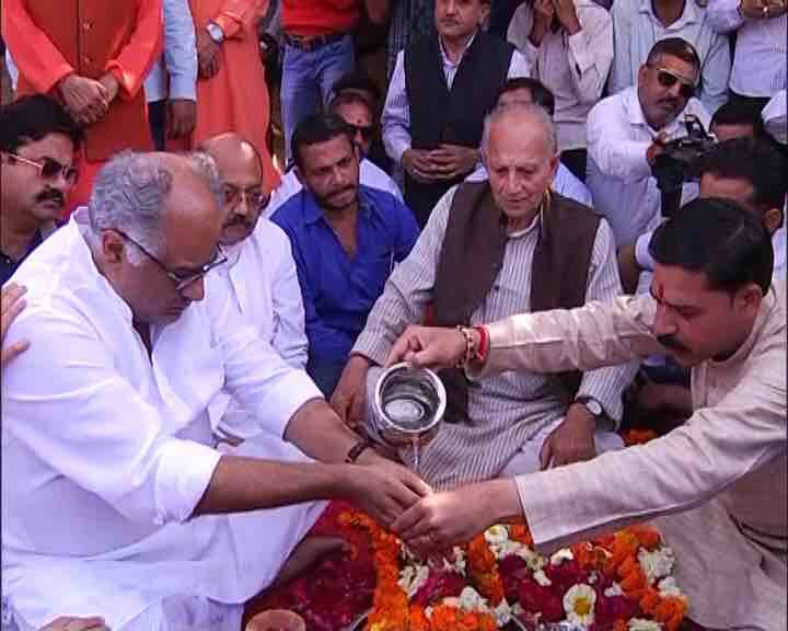 अपनी पत्नी श्रीदेवी को हरिद्वार में आखिरी विदाई देते वक्त बोनी के आंसू थम नहीं रहे थे. पूजा की पूरी प्रक्रिया को दौरान कई बार बोनी कपूर की आंखें नम हुईं.