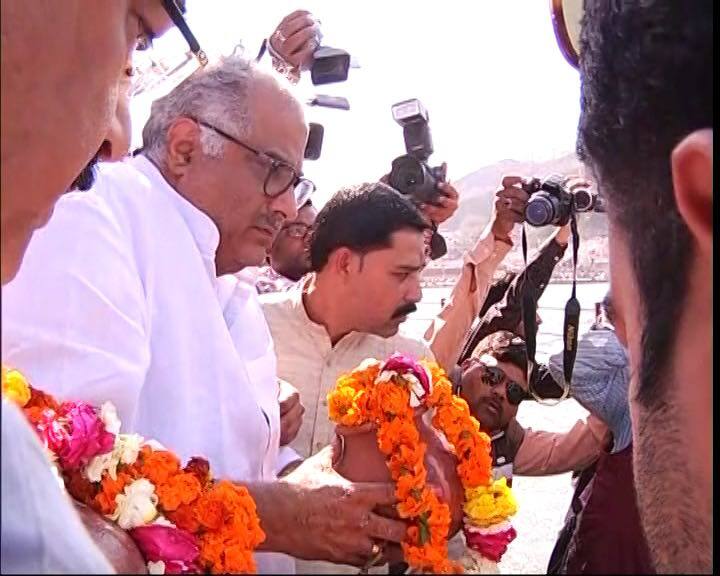 गौरतलब है कि बीते 24 फरवरी को दुबई के एक होटल में बाथटब में डूबने की वजह से श्रीदेवी का निधन हो गया था.