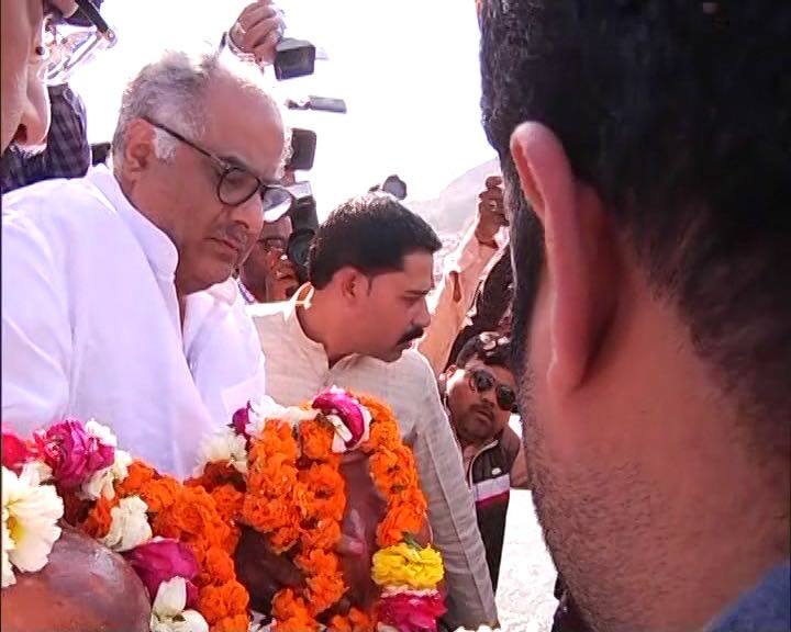 इसके अलावा फैंस भी बहुत बड़ी तादाद में उनको आखिरी विदाई देने के लिए उनके अंतिम सफर में शामिल हुए थे.