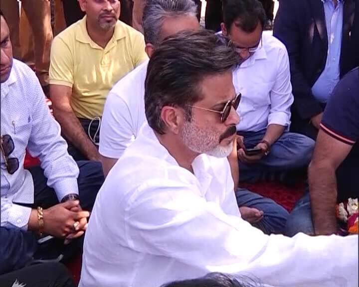 श्रीदेवी की अस्थियों को गंगा में प्रवाहित करते वक्त उनके देवर और कई फिल्मों में साथ काम करने वाले अभिनेता अनिल कपूर भी दुखी नजर आए. उनका चेहरा उनके मन के दुख को बयान कर रहा था.