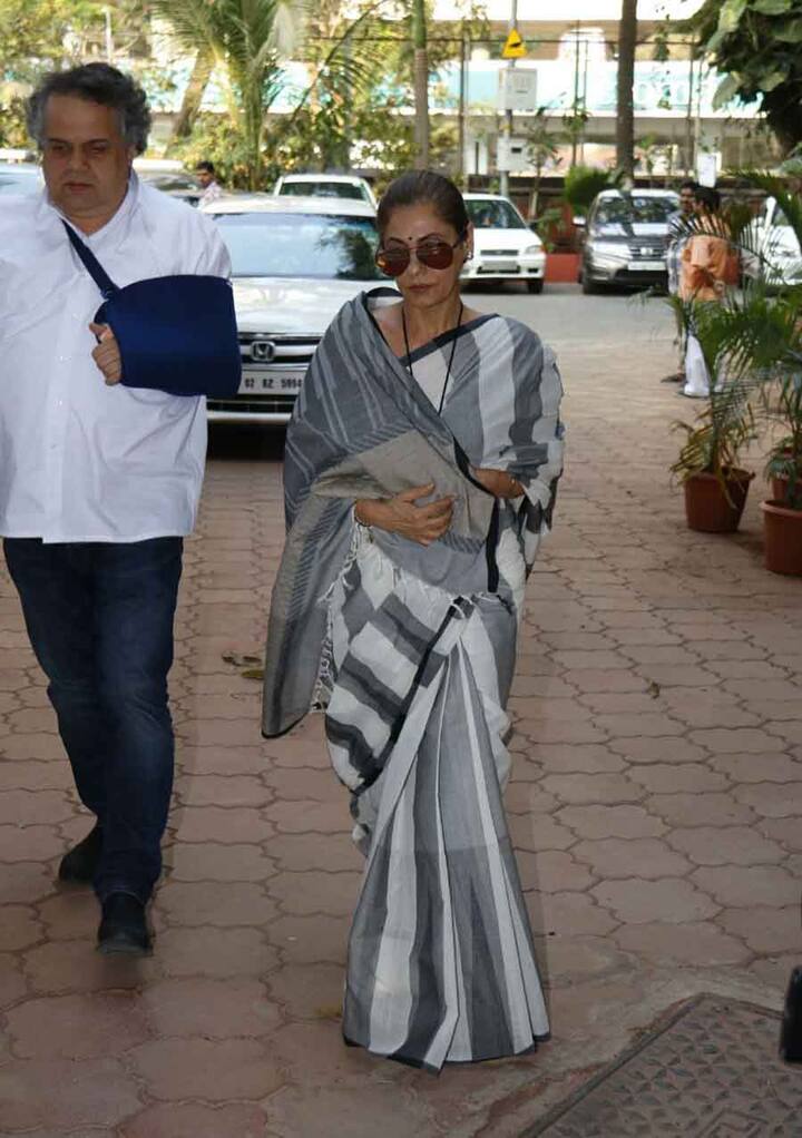 अभिनेत्री डिंपल कपाड़िया भी यहां नज़र आईं.