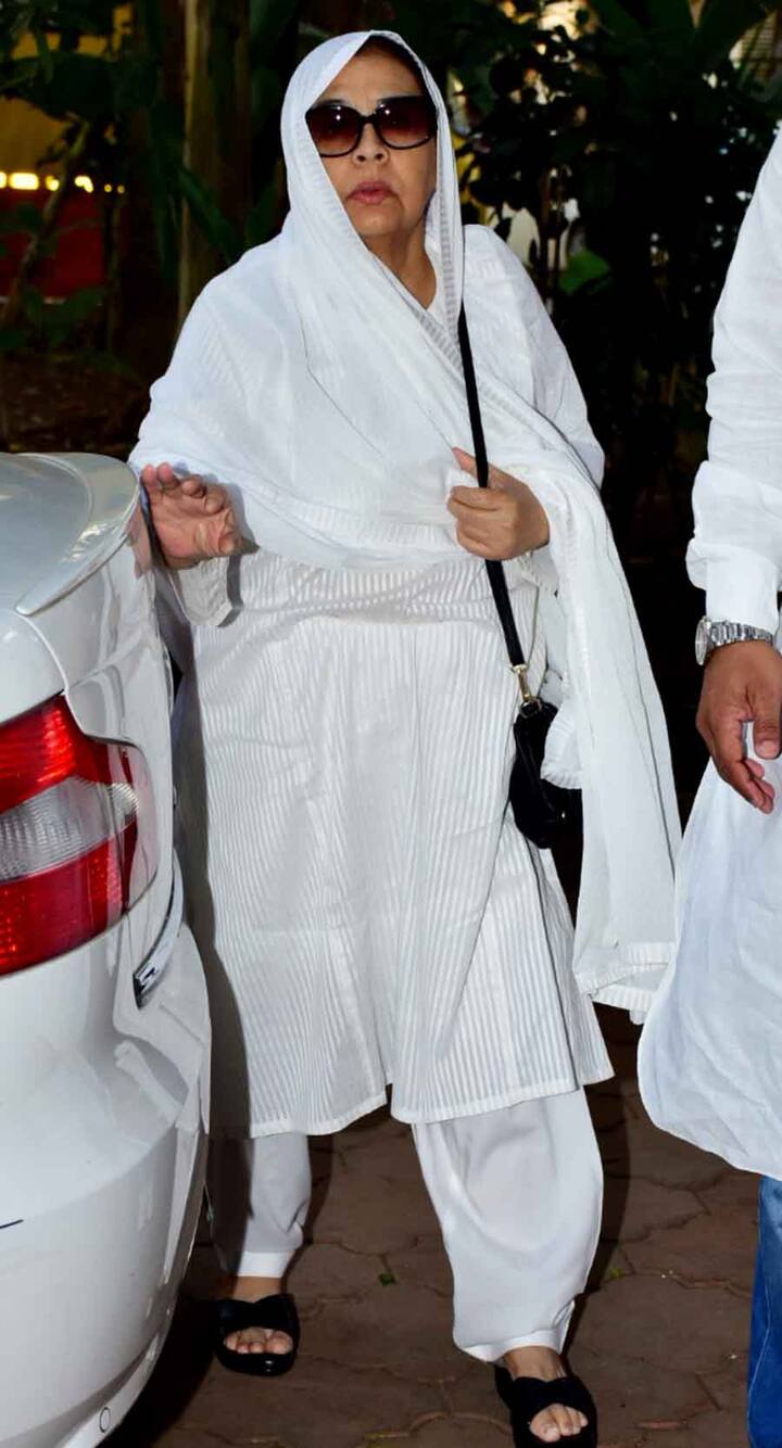 फरीदा जलाल भी पहुंचीं. शम्मी आंटी के निधन की खबर सुनते ही फरीदा जलाल उनके घर भी पहुंची थीं. (Fotocorp)