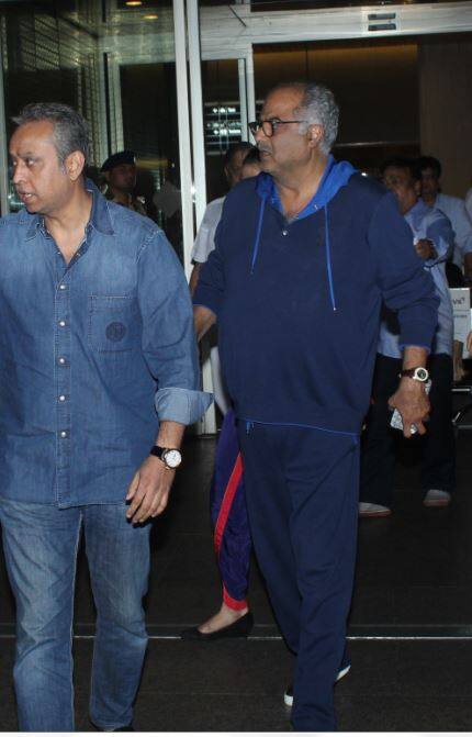 एयरपोर्ट पर लौटते वक्त भी बोनी कपूर के चेहरे पर उनका दर्द साफ झलक रहा है. (तस्वीरें- मानव मंगलानी) 