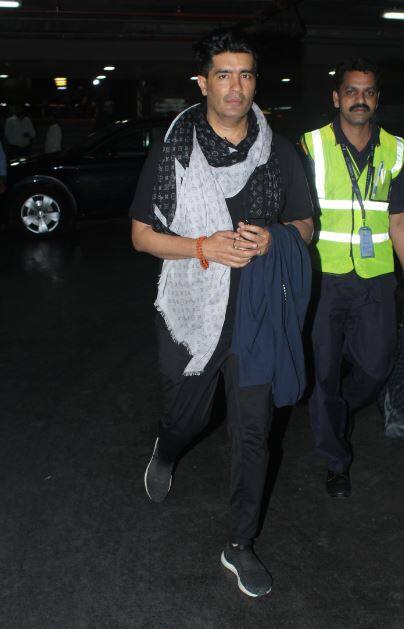 इसके अलावा फैंस भी बहुत बड़ी तादाद में उनको आखिरी विदाई देने के लिए उनके अंतिम सफर में शामिल हुए थे.