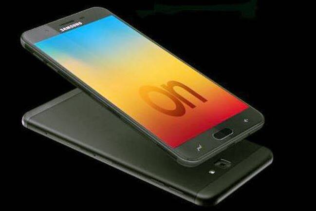 कैमरा फ्रंट की बात करें तो गैलेक्सी On7 प्राइम में 13 मेगापपिक्सल का रियर कैमरा और 13 मेगापिक्सल का ही फ्रंट फेसिंग कैमरा दिया गया है. खास बात ये है कि सैमसंग का ये बजट स्मार्टफोन सैमसंग पे सपोर्टिव है.