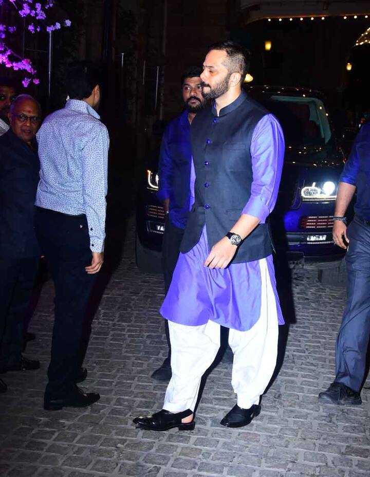 रोहित शेट्टी नीले कुर्ते में काफी हैंडसम लग रहे थे.