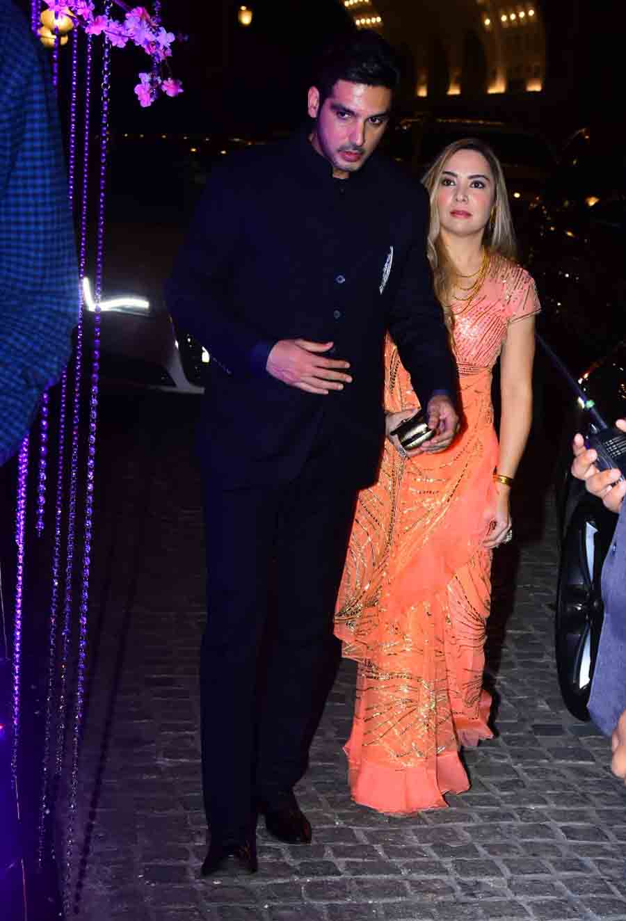 इस दौरान उनकी पत्नी भी उनके साथ नजर आईं. 