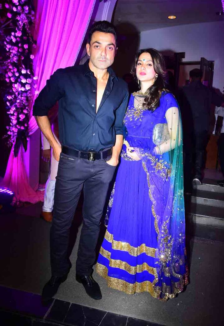 बॉबी देओल ने भी परिवार के साथ शिरकत की. पत्नी के साथ पोज देते बॉबी देओल. 