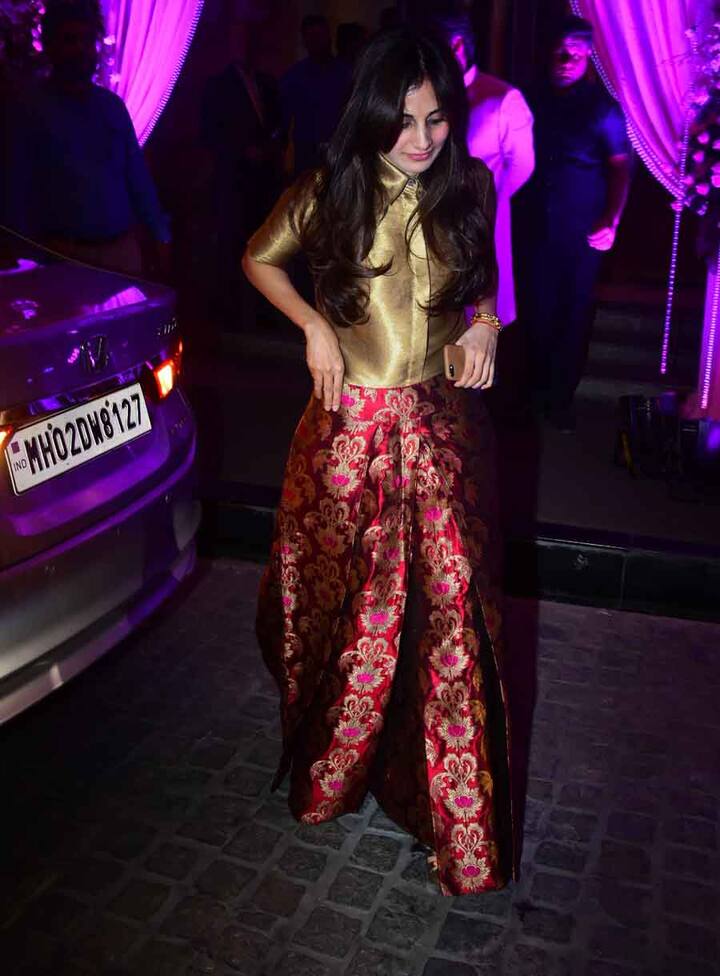 इस दौरान नैना बच्चन की ड्रेस काफी खूबसूरत नजर आ रही थी. 