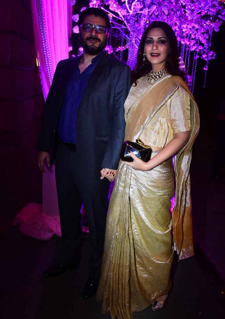 साड़ी में संगीता बेहद खूबसूरत नजर आ रही थीं. 