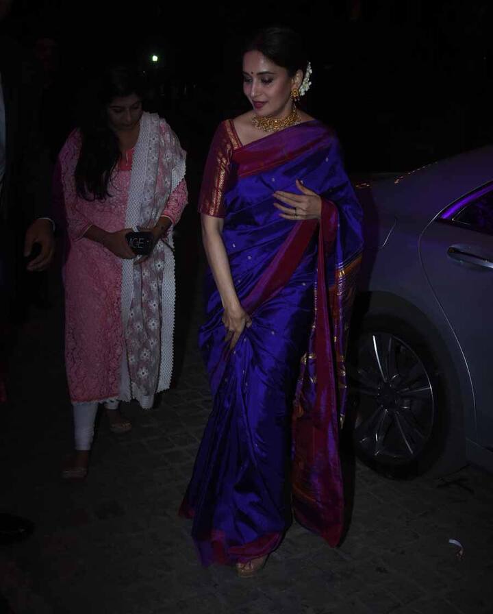 नीले रंग की साड़ी में माधुरी दीक्षित हमेशा की तरह बेहद खूबसूरत लग रही थीं. 