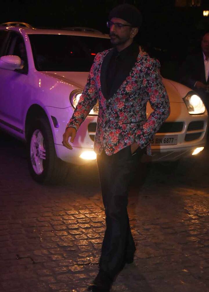 फ्लोरल ब्लेजर में शादी में शामिल होने जाते जावेद जाफरी. 