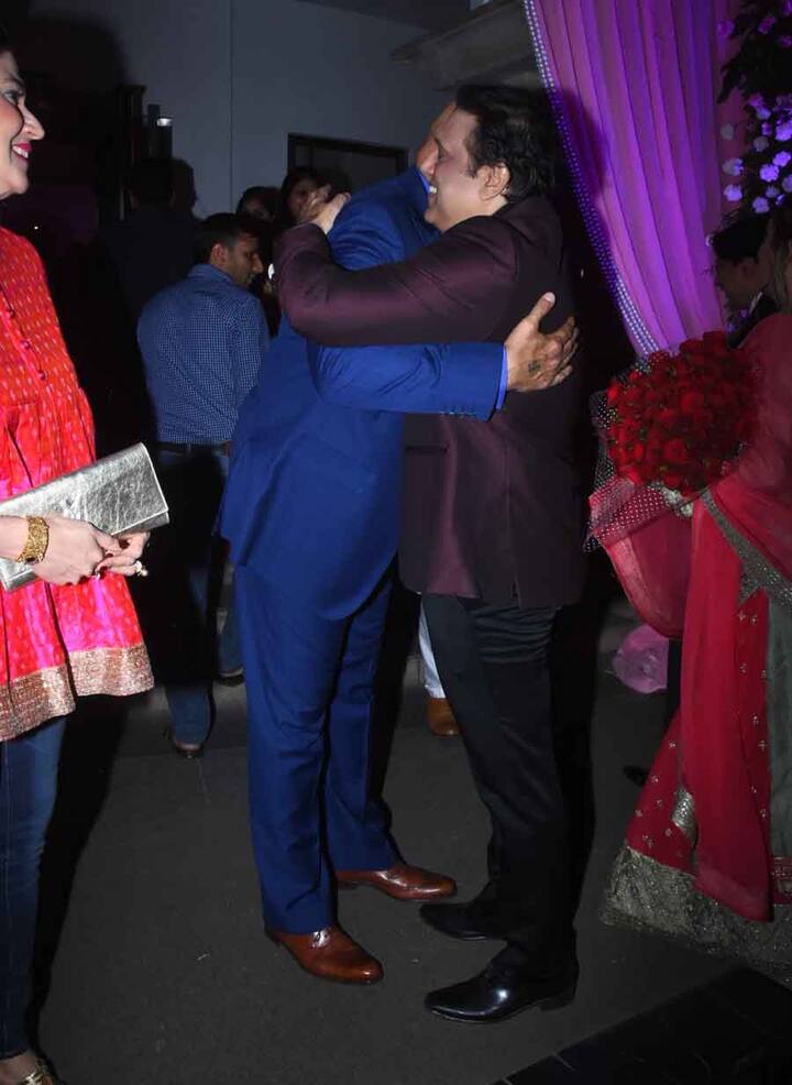 इस दौरान गोविंदा हर किसी से काफी गर्मजोशी से मिले. 