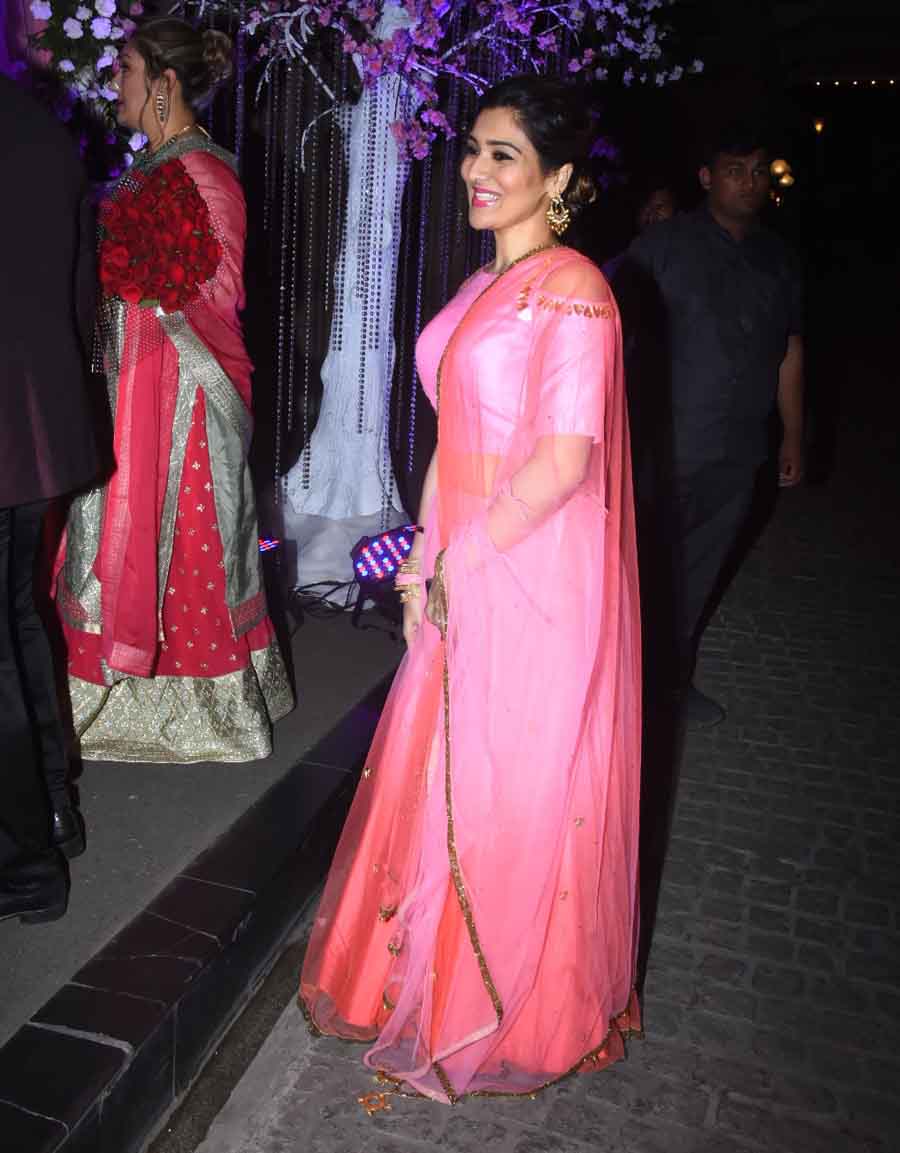 टीना मम्मी-पापा के साथ इस पार्टी में पहुंची थीं. 