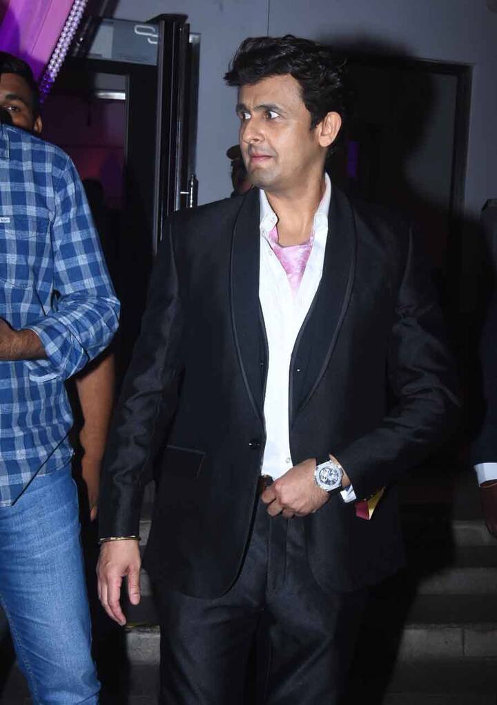 इस पार्टी की बेहद खूबसूरत तस्वीरें हम आपके लिए लाए हैं. पार्टी में जाते सोनू निगम.