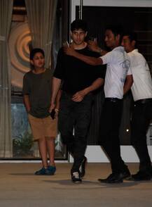 Photos: फैमिली के साथ डिनर पर निकले सिद्धार्थ मल्होत्रा, यूं की परिवार संग मस्ती