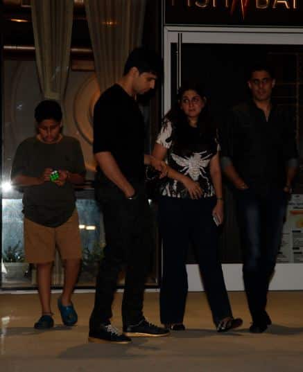 इस दौरान सिद्धार्था अपने भैया भाभी और भतीजे के साथ नजर आए. (तस्वीर: मानव मंगलानी)