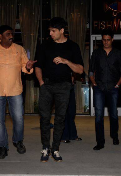 इस दौरान सिद्धार्थ ब्लैक टी-शर्ट और ब्लैक ट्राउजर्स में काफी हैंसडम लग रहे थे. (तस्वीर: मानव मंगलानी)