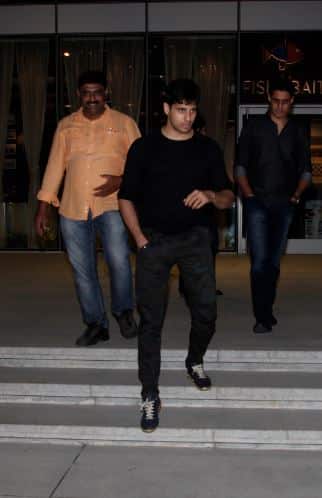 सिद्धार्थ काफी समय बाद फैमिली के साथ स्पॉट किए गए हैं. (तस्वीर: मानव मंगलानी)