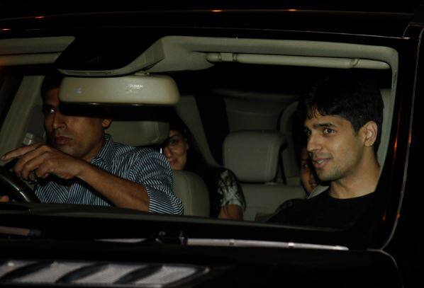 गाड़ी में परिवार के साथ वापस घर लौटते सिद्धार्थ. (तस्वीर: मानव मंगलानी)