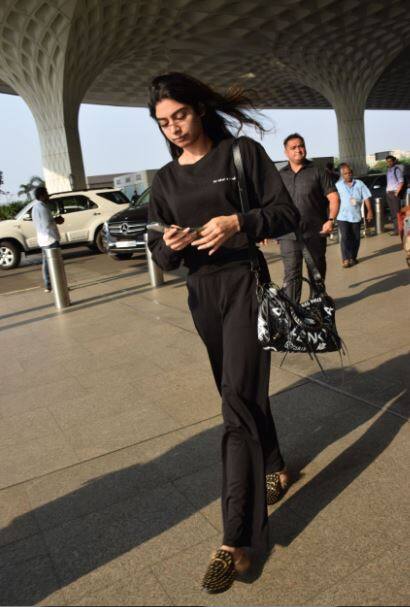 मां के गुज़र जाने का गम दोनों बेटियों के चेहरे पर साफ नजर आ रहा था. (तस्वीर: मानव मंगलानी)