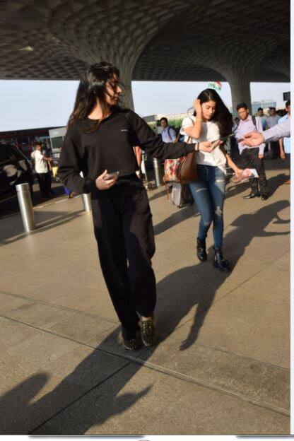 इस दौरान जहां खुशी ने ब्लैक रंग के कपड़े पहने हुए थे, तो वहीं जाह्नवी सफेद रंग की टी शर्ट और जींस में नजर आईं. (तस्वीर: मानव मंगलानी)
